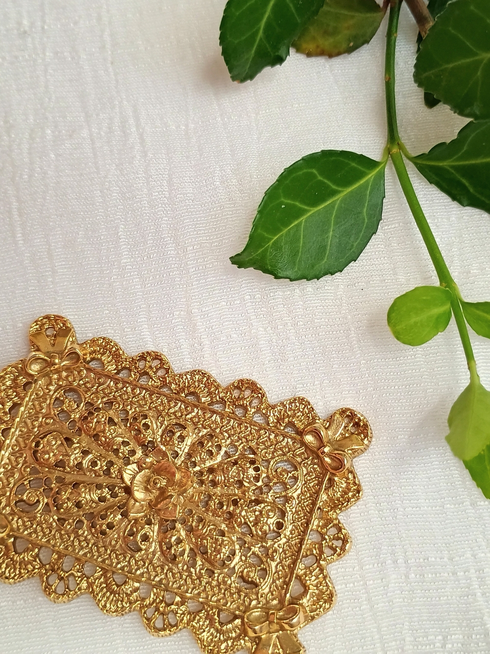 🦢 COQUETTE CORE 🦢 VTG Victorian Revival Gold Tone Filigree Brooch, Bow Core